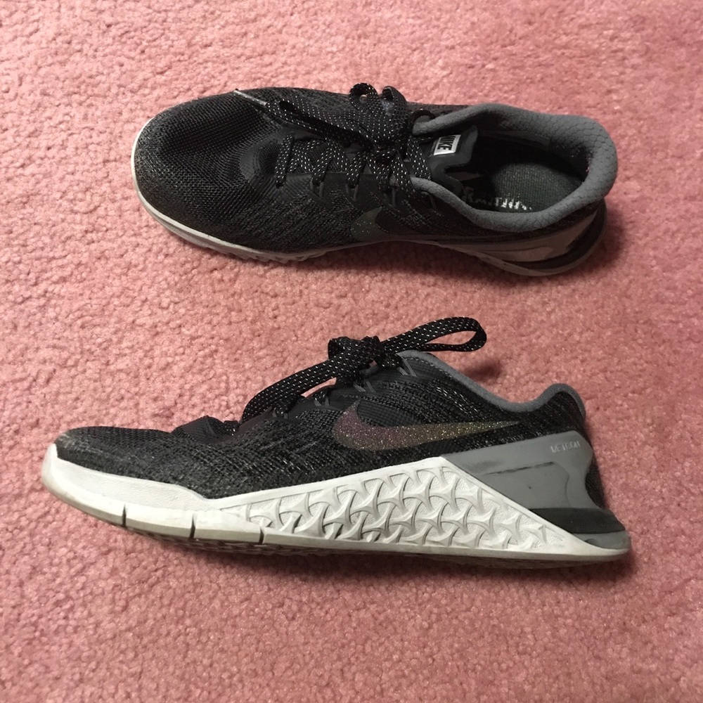 Nike metcon 3 Black with metallic swoosh 5.5